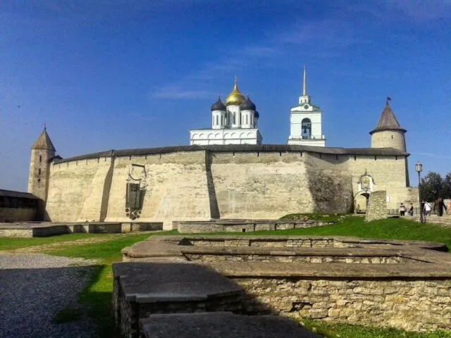 Каменный кремль Пскова (длина стен ок. 9 метров)