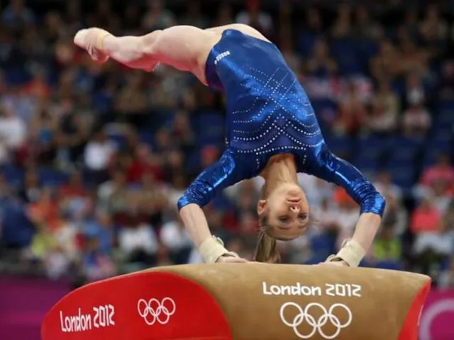 В ходе прыжка спортсмен совершает дополнительные акробатические элементы в воздухе (сальто, пируэты, вращения и другое)