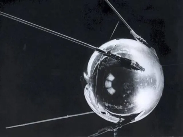 Освоение космоса Начало освоению космоса было положено 4 октября 1957 года запуском первого