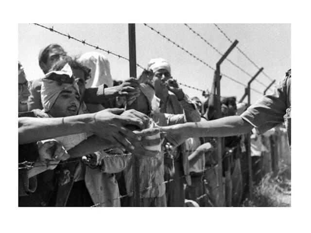 На фото: ізраїльський охоронець розносить воду в таборі для військовополонених палестинців