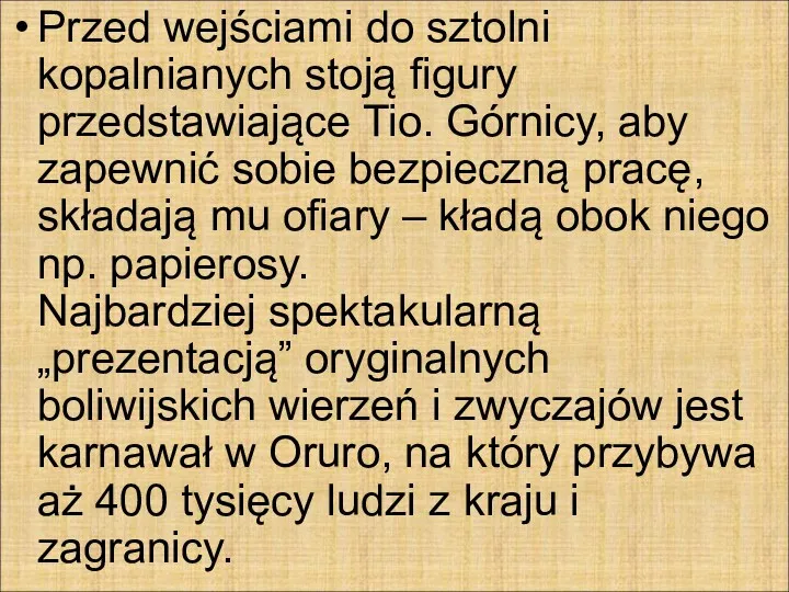 Przed wejściami do sztolni kopalnianych stoją figury przedstawiające Tio. Górnicy,