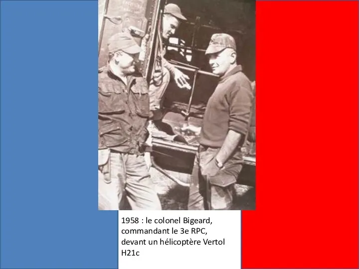1958 : le colonel Bigeard, commandant le 3e RPC, devant un hélicoptère Vertol H21c