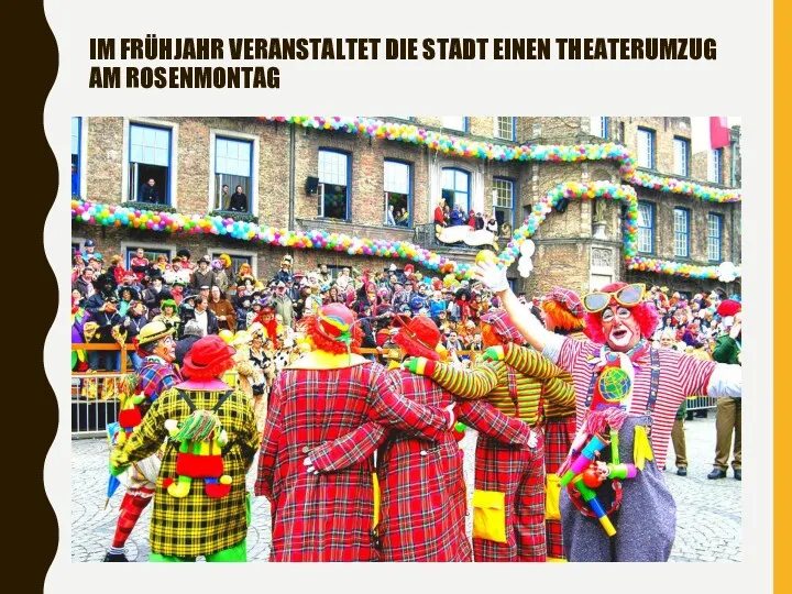 IM FRÜHJAHR VERANSTALTET DIE STADT EINEN THEATERUMZUG AM ROSENMONTAG