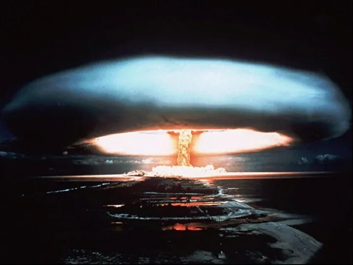 Ядерное оружие (ЯО) – является наиболее мощным средством поражения противника.