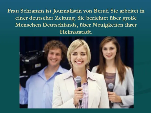 Frau Schramm ist Journalistin von Beruf. Sie arbeitet in einer