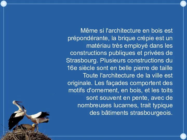 Même si l'architecture en bois est prépondérante, la brique crépie