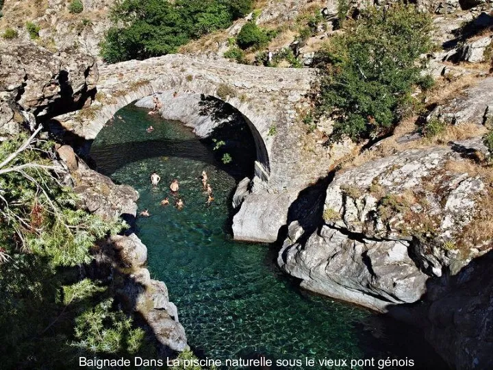 Baignade Dans La piscine naturelle sous le vieux pont génois
