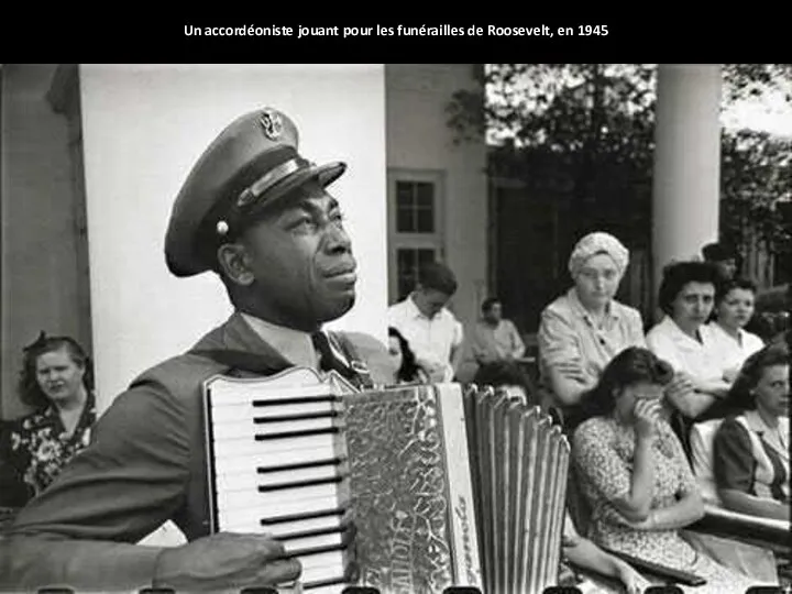 Un accordéoniste jouant pour les funérailles de Roosevelt, en 1945