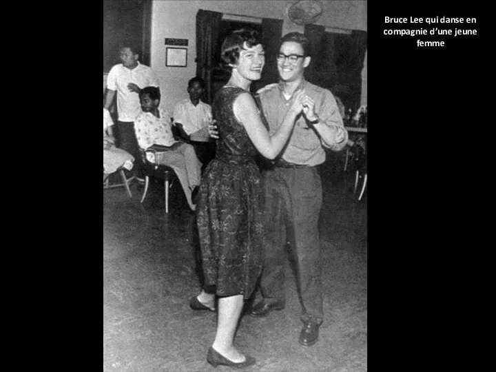 Bruce Lee qui danse en compagnie d’une jeune femme