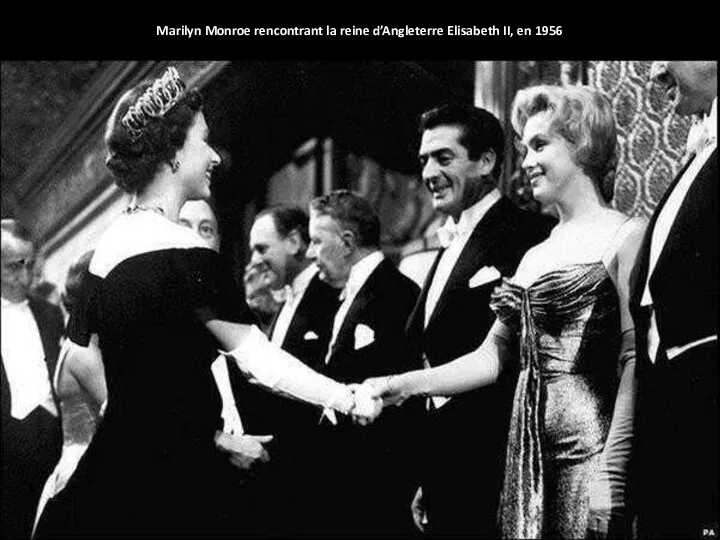 Marilyn Monroe rencontrant la reine d’Angleterre Elisabeth II, en 1956