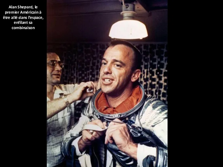 Alan Shepard, le premier Américain à être allé dans l’espace, enfilant sa combinaison