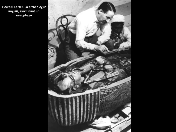 Howard Carter, un archéologue anglais, examinant un sarcophage