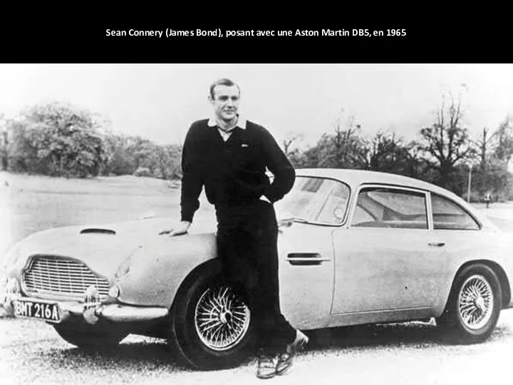 Sean Connery (James Bond), posant avec une Aston Martin DB5, en 1965