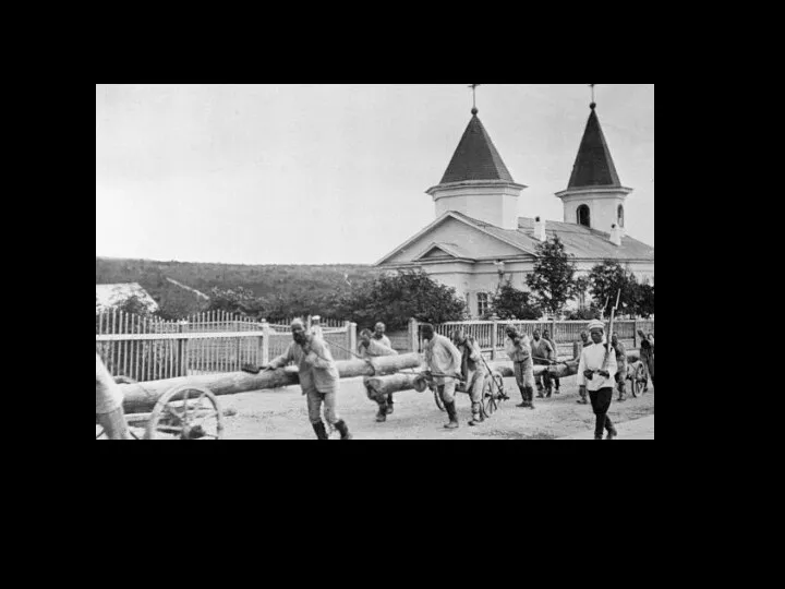 Каторжане перевозят бревна. Фотография привезена Антоном Чеховым из путешествия по Сахалину. 1890 год