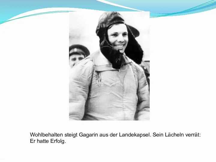 Wohlbehalten steigt Gagarin aus der Landekapsel. Sein Lächeln verrät: Er hatte Erfolg.