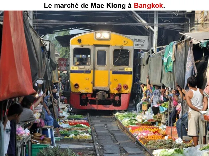 Le marché de Mae Klong à Bangkok.