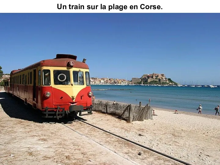 Un train sur la plage en Corse.