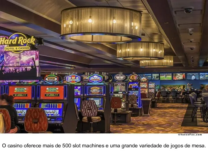 O casino oferece mais de 500 slot machines e uma grande variedade de jogos de mesa.
