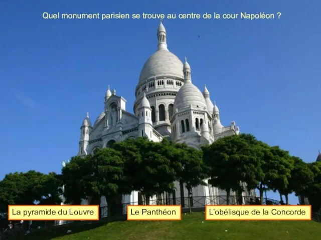 Quel monument parisien se trouve au centre de la cour