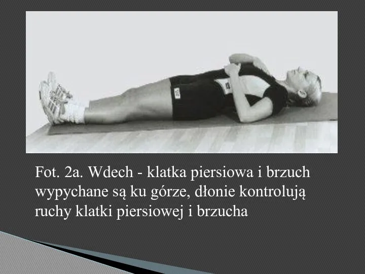 Fot. 2a. Wdech - klatka piersiowa i brzuch wypychane są ku górze, dłonie