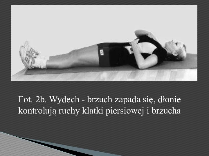 Fot. 2b. Wydech - brzuch zapada się, dłonie kontrolują ruchy klatki piersiowej i brzucha