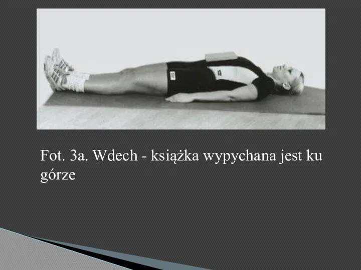 Fot. 3a. Wdech - książka wypychana jest ku górze