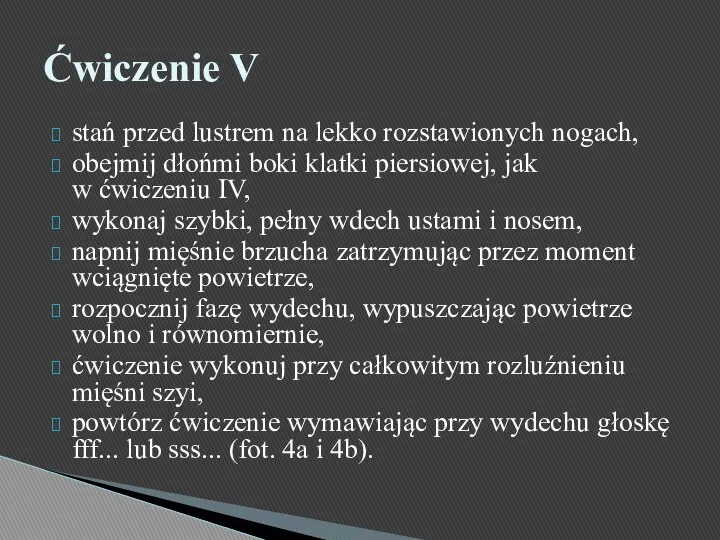 stań przed lustrem na lekko rozstawionych nogach, obejmij dłońmi boki klatki piersiowej, jak