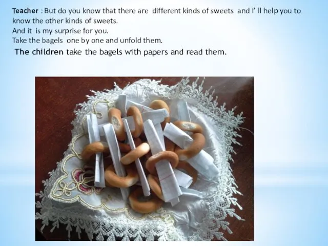 The children take the bagels with papers and read them.