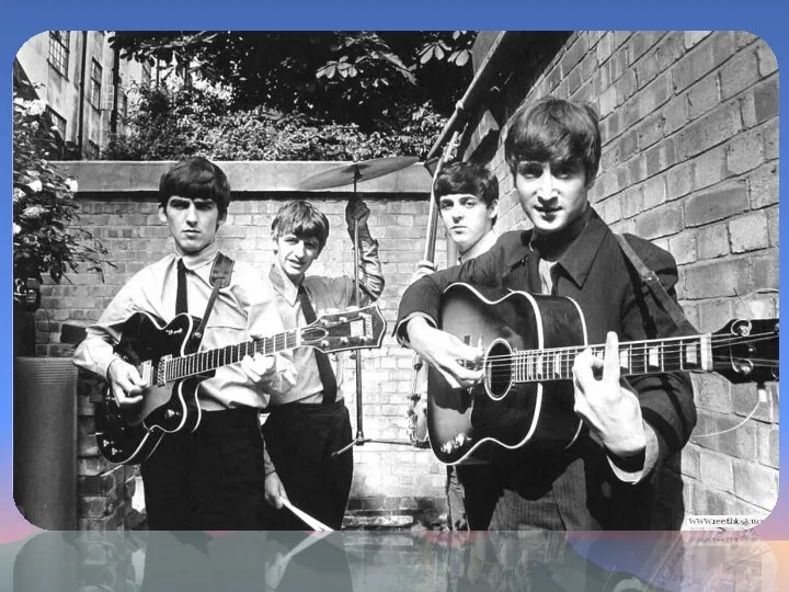В 1960 The Beatles совершают свои первые поездки в Гамбург,