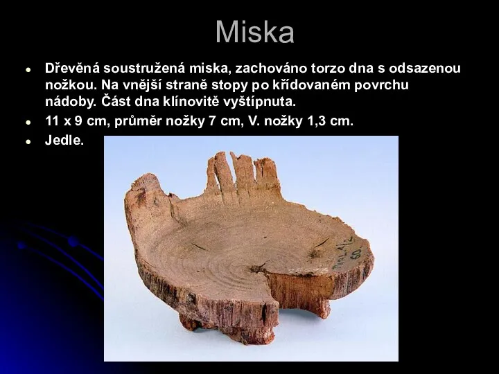 Miska Dřevěná soustružená miska, zachováno torzo dna s odsazenou nožkou.