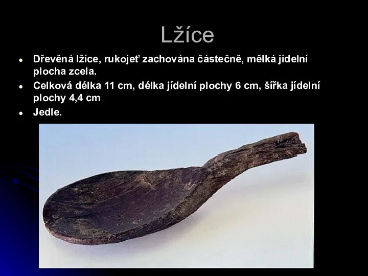 Lžíce Dřevěná lžíce, rukojeť zachována částečně, mělká jídelní plocha zcela. Celková délka 11