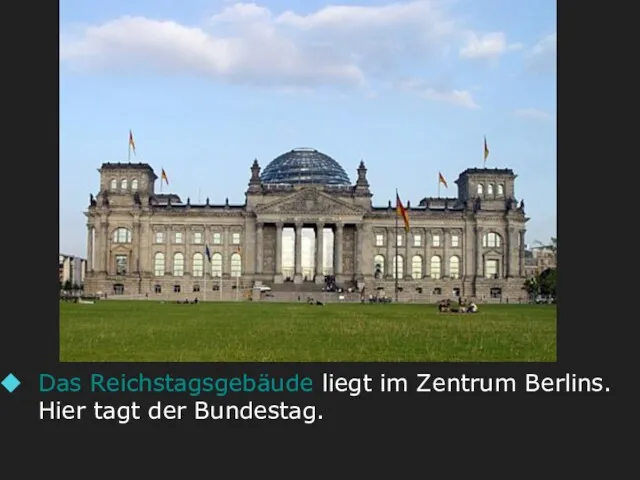 Das Reichstagsgebäude liegt im Zentrum Berlins. Hier tagt der Bundestag.