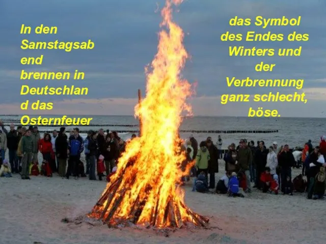 In den Samstagsabend brennen in Deutschland das Osternfeuer das Symbol