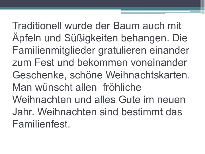 Traditionell wurde der Baum auch mit Äpfeln und Süßigkeiten behangen.