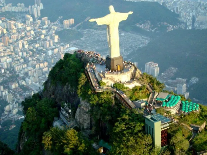 По мнению бразильцев, статуя словно благословляет всех жителей города и