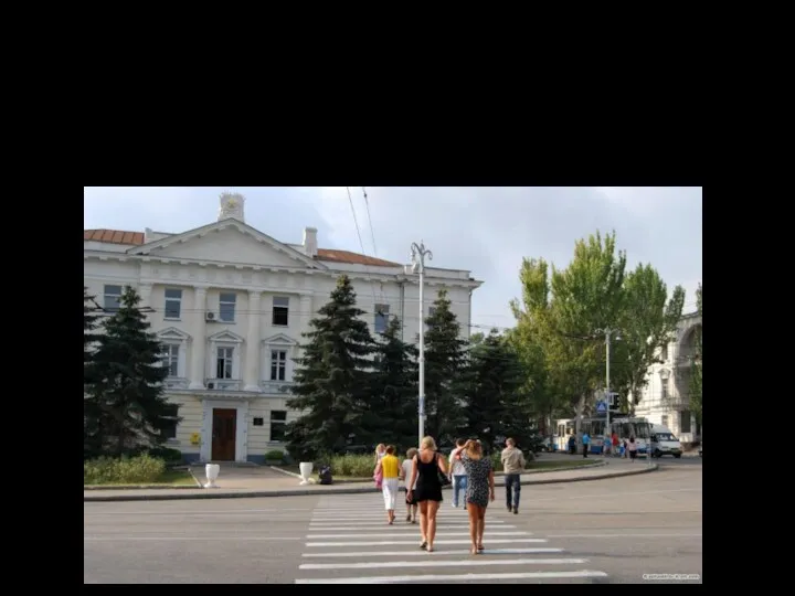 Площадь Суворова, хоть и находится в центре города, достаточно молода