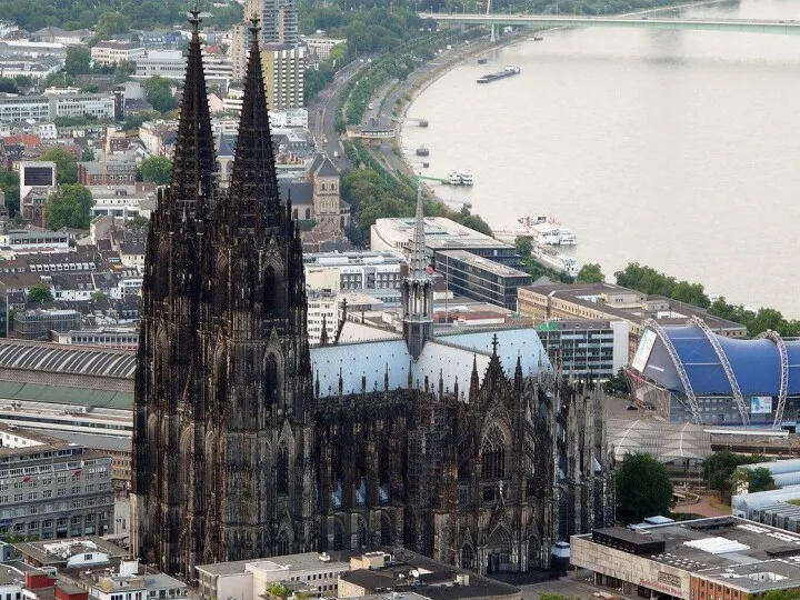Кёльнский собор Среди старинных городов Западной Германии, славящихся своей историей