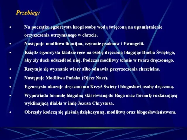 Na początku egzorcysta kropi osobę wodą święconą na upamiętnienie oczyszczenia otrzymanego w chrzcie.