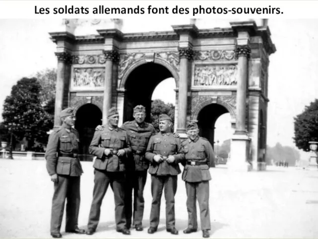 Les soldats allemands font des photos-souvenirs.