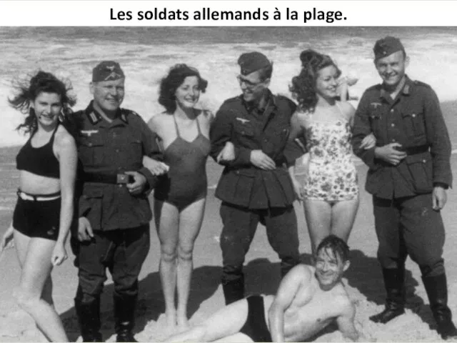 Les soldats allemands à la plage.