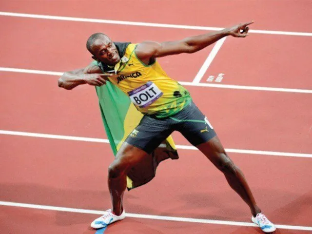 Усейн Болт Является первым человеком в истории лёгкой атлетики, установившим мировые рекорды на